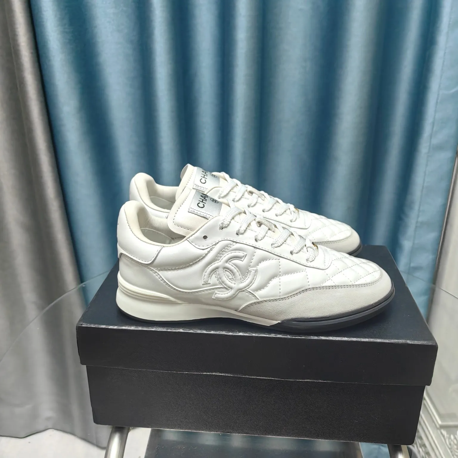 👟👟Ex-factory price 520👟👟 Chanel Chanel - 2024 counter top casual sports shoes This classic design; the upper is electro-embroidered with a variety of techniques; the outsole is fashionable and sporty; it is unusual to incorporate a variety of color matching elements... The diversified mix and match is very beautiful and versatile, casual, fashionable, sports and outdoor can be taken into account... ꫛꫀꪝ Go➫ Material: ❶Upper made of: Original imported mixed-breed sheep ❷Inside made of: original imported breathable sheepskin ❸Outsole based on: original T👟👟factory price U outsole Special counter boutique packaging complete set for women 35–41